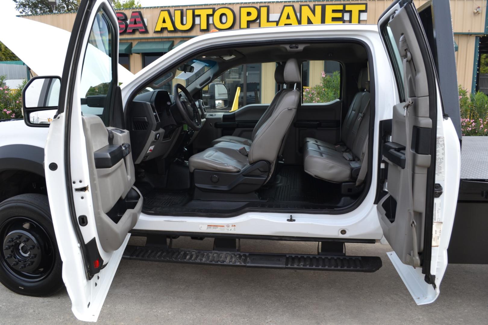 2018 WHITE /GRAY Ford F550 with an POWERSTROKE 6.7L DIESEL engine, AUTOMATIC transmission, located at 9172 North Fwy, Houston, TX, 77037, (713) 910-6868, 29.887470, -95.411903 - Photo#11